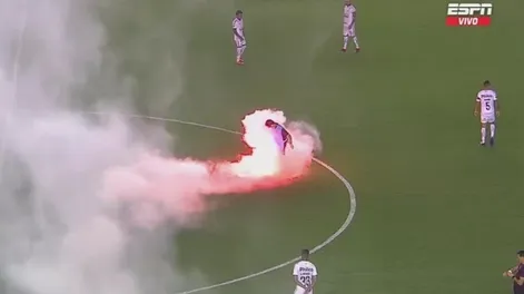 Los hinchas del Santos tiraron bengalas y cayeron en el campo cerca de los jugadores