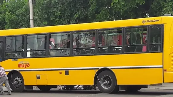 Un chico fue atropellado por un colectivo a la salida de la escuela