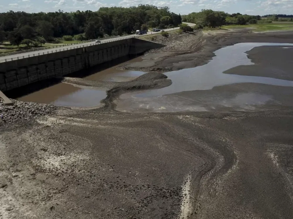 Crisis hídrica en Uruguay: sólo le quedan reservas de agua potable para tres semanas