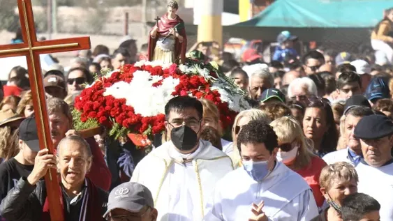 La gente caminó junto a San Expedito para agradecer por la salud y el trabajo