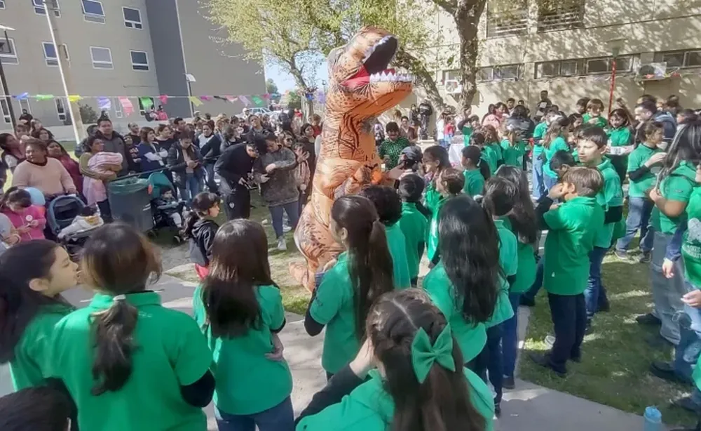Un dinosaurio fue la gran atracción en el festejo del Día del Niño en Hospital Rawson