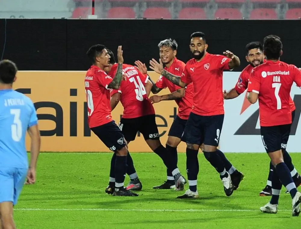 Independiente manda solo