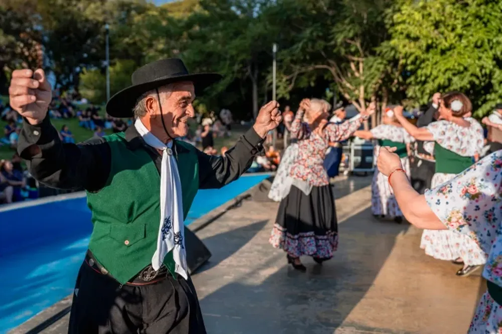 El taller de Folclore es una de las propuestas del Ministerio de Familia para personas mayores.