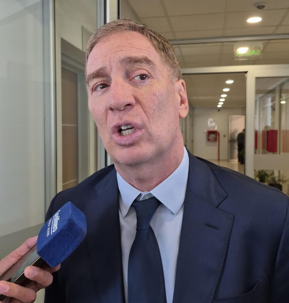 Santilli con Diario de Cuyo, comentrando las novedades.