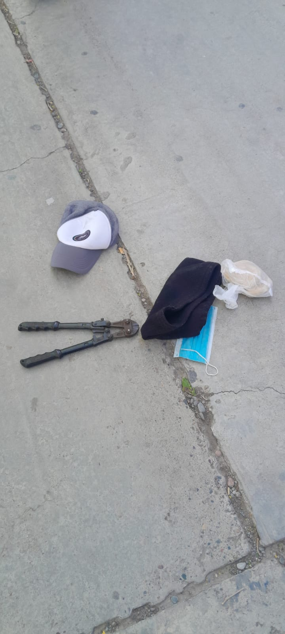 El detenido y condenado llevaba un corta candado y una gorra, barbijo y cuellera para no ser identificado por las cámaras de seguridad. 
