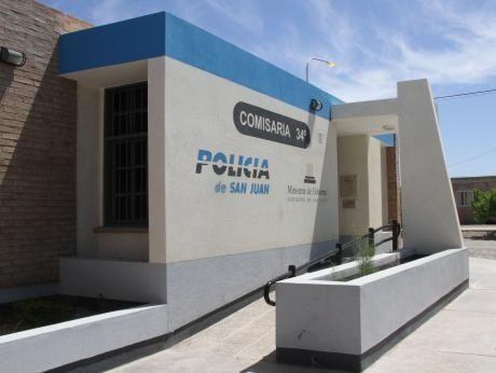 Charlaba con su vecino y le robó el celular del bolsillo