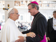 Saludo de Jorge García Cuerva al Papa León XIV en el Vaticano. Volverán a verse en noviembre en la Argentina.