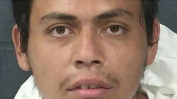 Lo decapitó en un parque y pateó la cabeza de la víctima contra 14 autos