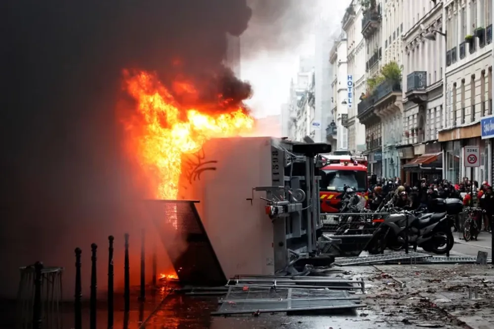 Francia vuelve al aislamiento estricto por cuatro semanas