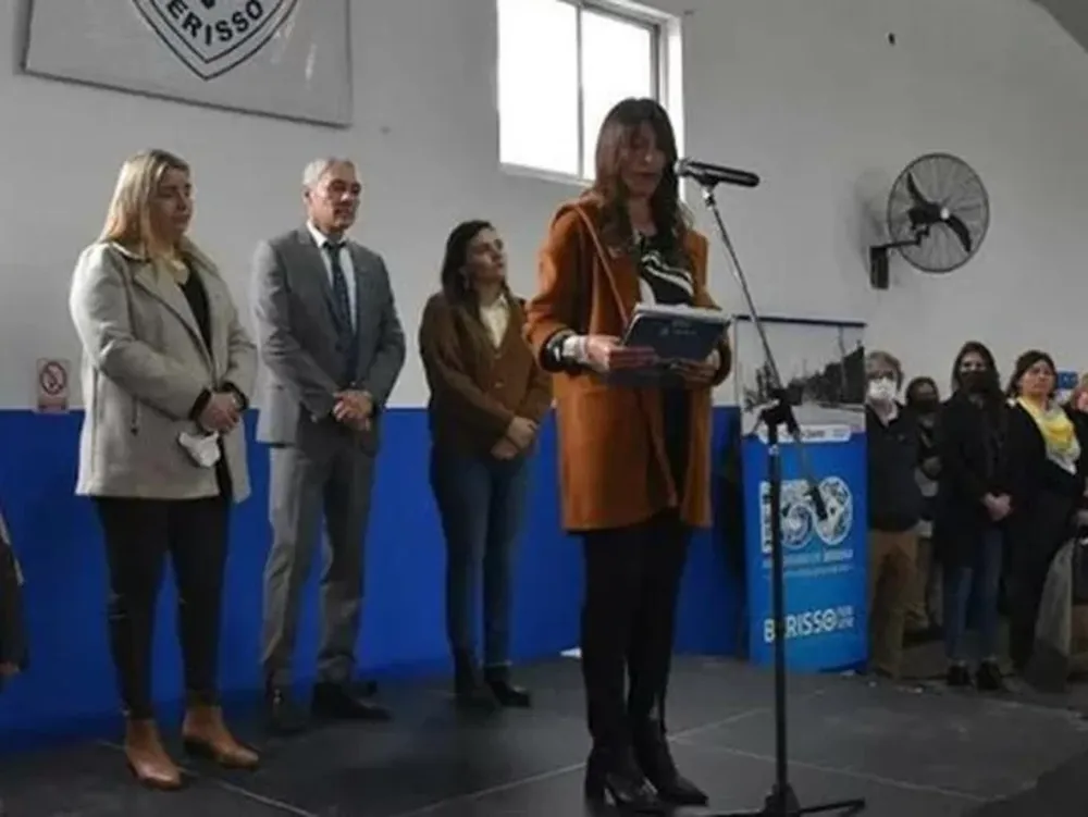 Dio un discurso en lenguaje inclusivo durante un acto escolar y fue abucheada
