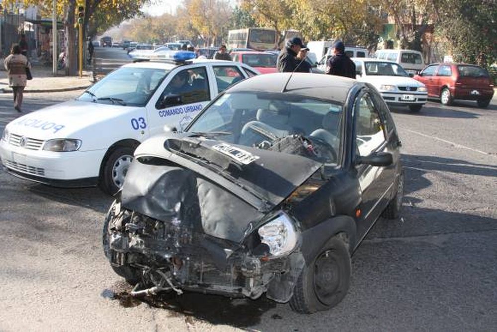 Chocaron un colectivo y un auto: Mujer herida