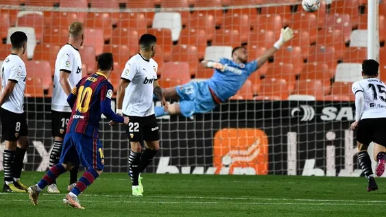 Con un doblete de Lionel Messi, Barcelona mantiene su ilusión