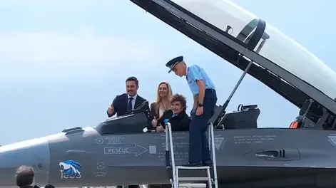 Javier Milei, su hermana Karina y Luis Petri posan en un F16. Llamó la atención la imagen de un león con los colores patrios instalado en la parte frontal del fuselaje.