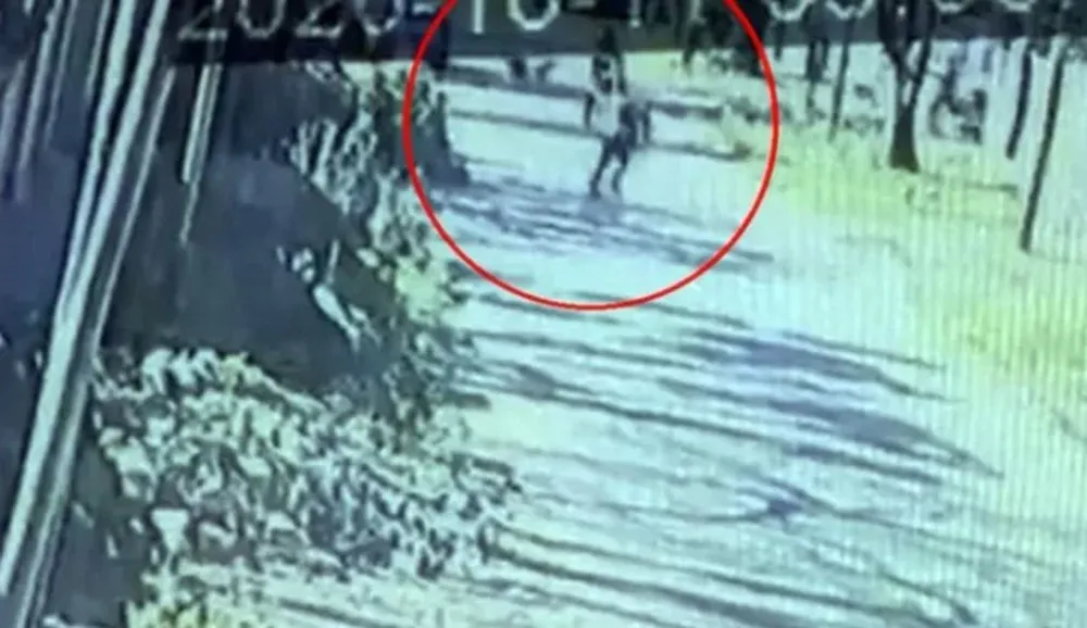 [VIDEO] Le arrebató el arma a un delincuente, lo corrió y lo mató
