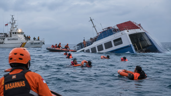 Los equipos de salvamento trabajan en el mar de Java, donde se hundió un ferry con 243 personas a bordo.