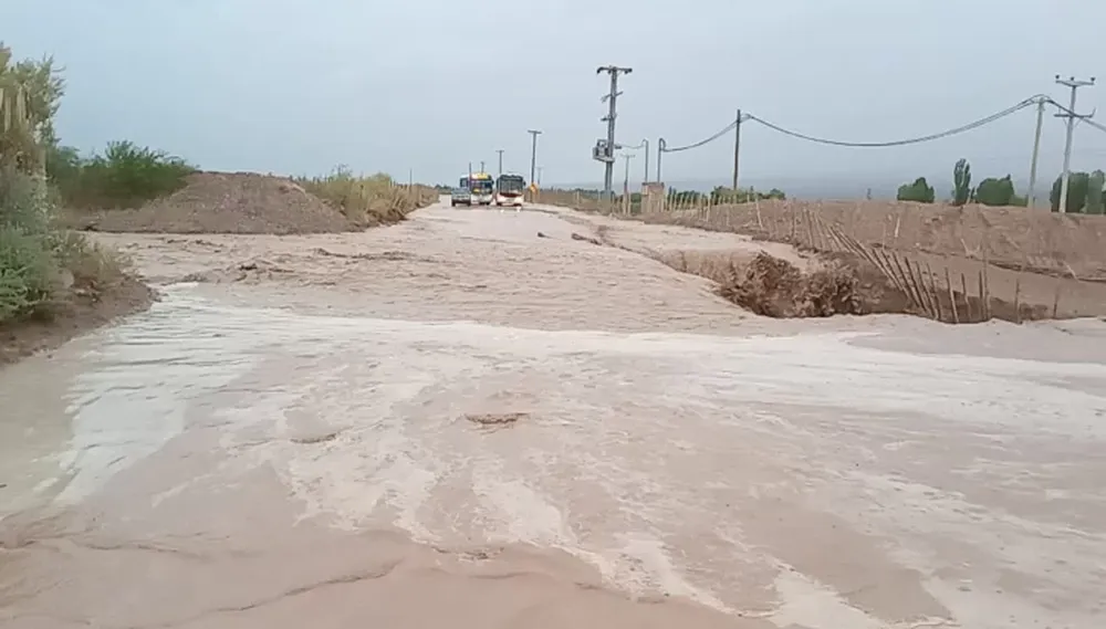 CRECIDA. El temporal del fin de semana pasado generó una creciente en Barreal que afectó el tránsito vehicular.