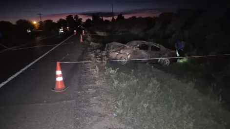 Creen que se quedó dormido, perdió el control del auto y tras dar varios tumbos, falleció: identificaron a la víctima