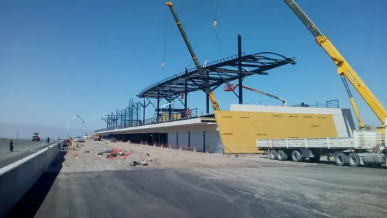 La colocación del techo de los boxes del autódromo El Villicum, en 10 impactantes fotos