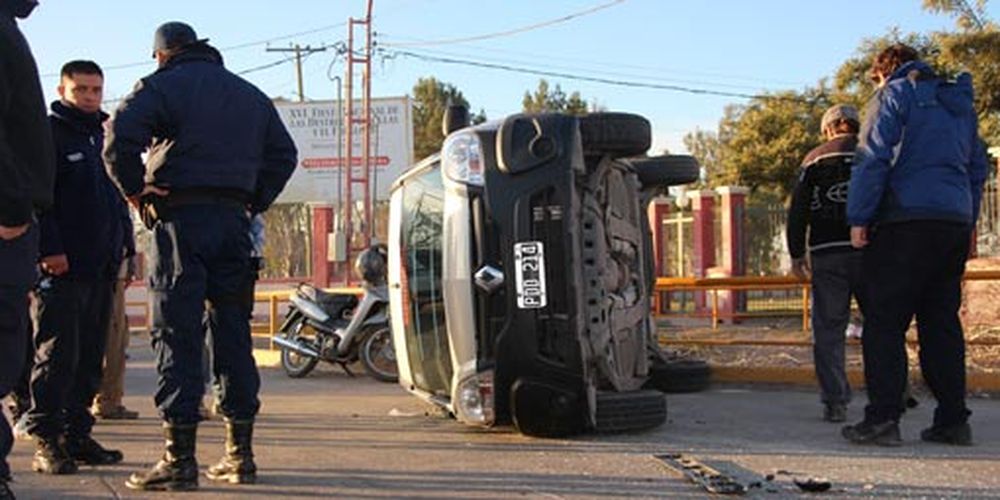 Quiso cruzar el Conector Sur, no vio un auto, lo chocó y terminó volcando