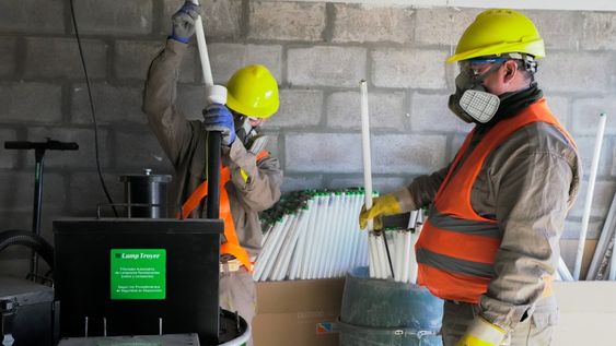 san juan ya procesa localmente sus lamparas fluorescentes con tecnologia de ultima generacion