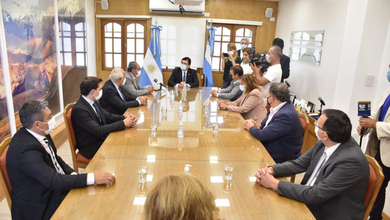 El momento de la firma de cesión en el 2022.-