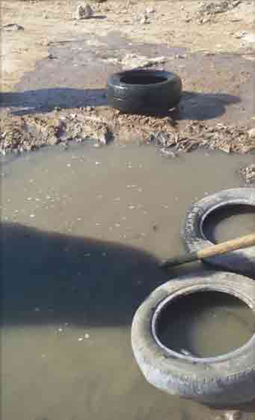 Tiraron neumáticos en una boca de cloacas y generaron un nuevo colapso