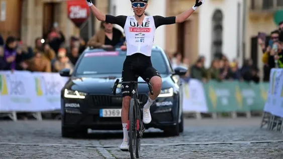 Tadej Pogacar debutó ganando