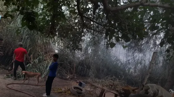 Se incendió por completo una pieza que una familia utilizaba como depósito