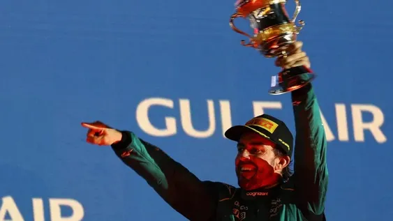 Ganó Verstappen pero la figura en Bahréin fue Alonso