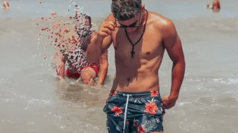 Tiró facha en la playa, pidió que borren al “tipo de atrás” y lo tapó una ola de memes