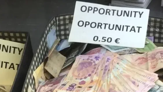 En España venden como souvenir billetes de 100 pesos argentinos a 50 centavos de euro