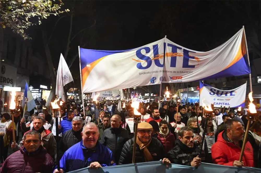 Docentes mendocinos marcharon en rechazo del adelanto de aumento salarial