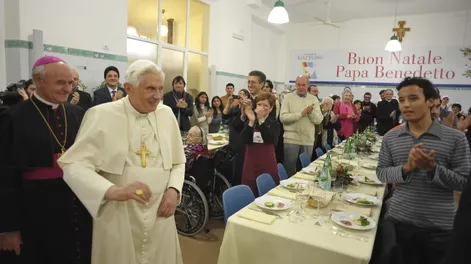 El Papa almorzó con 150 pobres en su primera salida tras la caída