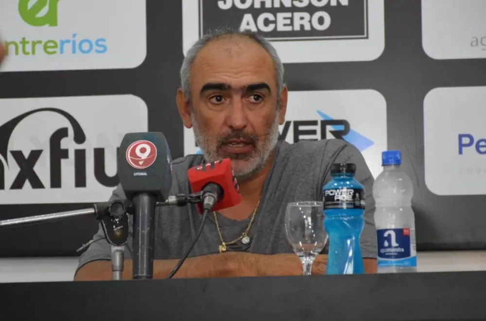 Iván Delfino dejó de ser el técnico de Patronato