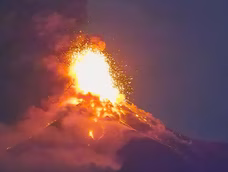 La intensa actividad volcánica provocó fuertes explosiones, expulsión de lava y enormes columnas de ceniza que alcanzaron hasta los 6000 metros de altura.