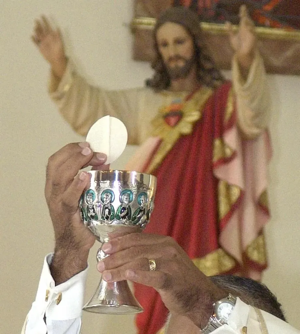 MUCHAS PERSONAS necesitan la eucaristía como misterio de acogida de sus búsquedas, de sus frustraciones, de sus anhelos espirituales.