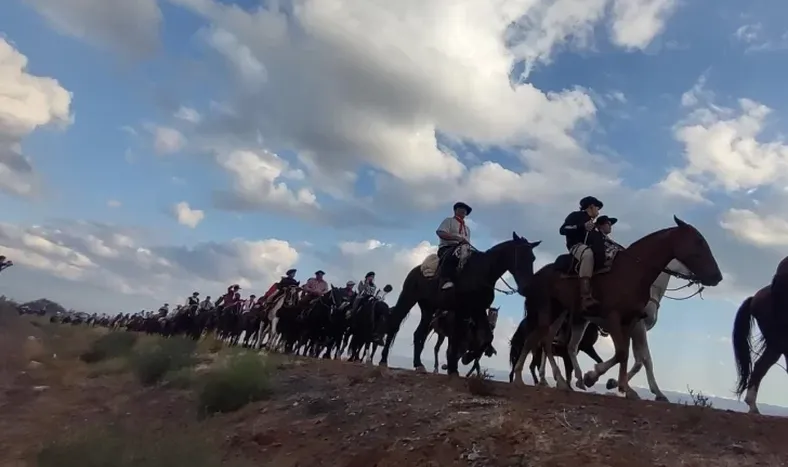 Con público que alentó el recorrido, los gauchos iniciaron la marcha a la Difunta Correa