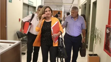 Diario de Cuyo | MARATÓNICO. El encuentro de ayer duró más de ocho horas. Al principio había docentes afuera, pero luego se fueron mientras seguía la discusión adentro.