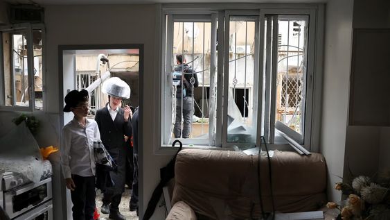 un misil irani impacto en el centro de israel: hay al menos 14 heridos y una nena de 11 anos esta grave