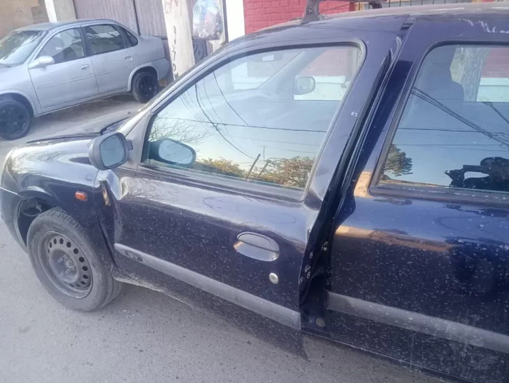 Abrió la puerta de su auto sin percatarse que venía una moto: el motociclista lo chocó y sufrió fractura de tabique