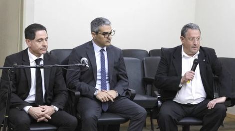 El médico y abogado Jorge Luis Gil (derecha) junto al exfuncionario condenado, Mario Parisí (izquierda) y el también exfuncionario judicial, Juan Pablo Ortega (centro).
