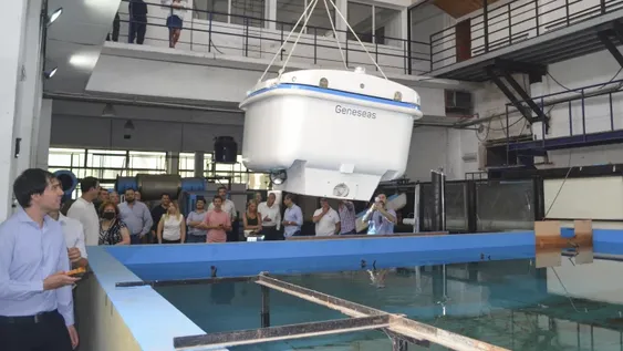 Fabrican robot solar que recolecta residuos en ríos, lagunas y puertos