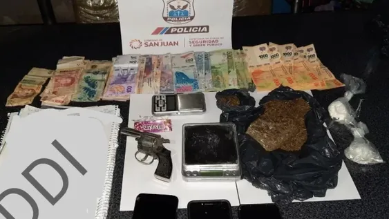 Cae narco con droga y un arma