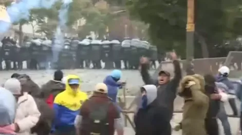 Jujuy: manifestantes entraron a la Legislatura, provocaron incendios y destrozaron autos