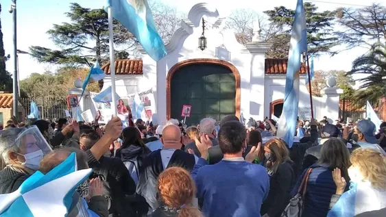 Cientos de personas se congregaron frente a la Quinta de Olivos