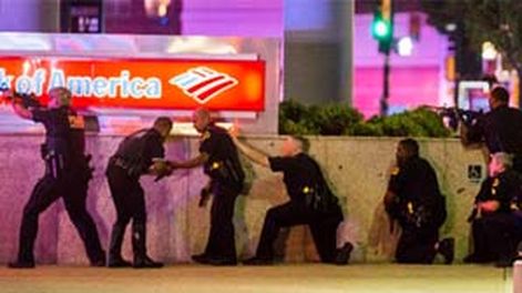 Así le dispararon a uno de los policías de Dallas