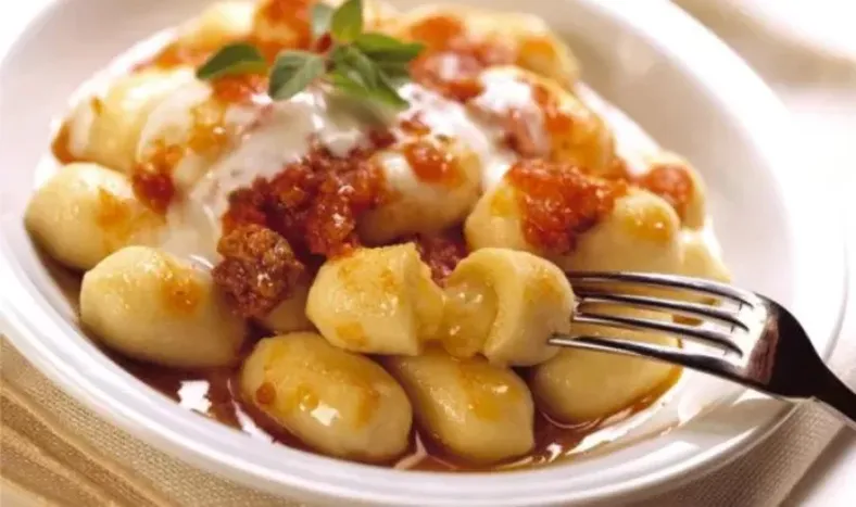 Ñoquis caseros relleno con mozzarella.
