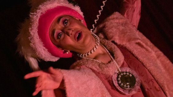 una en un sillon, el musical unipersonal que bucea por el amor, el abandono y el absurdo