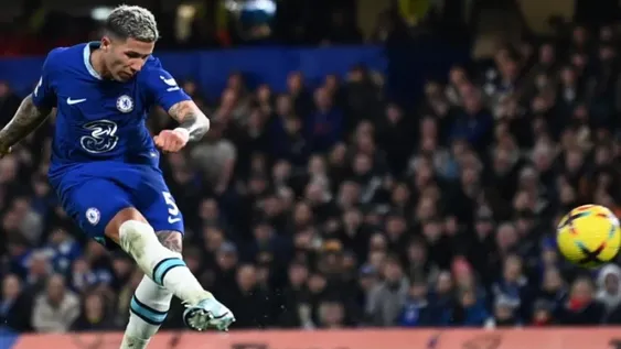 ENZO ES EL CEREBRO de un Chelsea joven que busca explotar en este torneo y espera por jugadores como Palmer, que aún no rindió en su nivel.