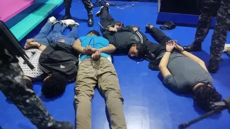 [VIDEO] Un grupo criminal tomó un canal de televisión en vivo y secuestró a los empleados